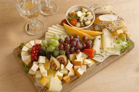 bunte käseplatte mit obst