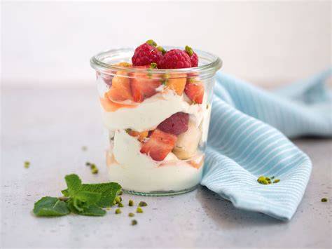 bunte obststücke auf quarkcreme