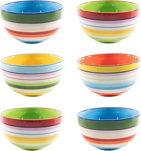 bunte schalen mit regenbogen-popcorn in sechs farben