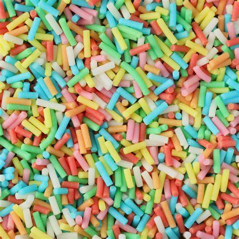 bunte zuckerstreusel auf cupcakes