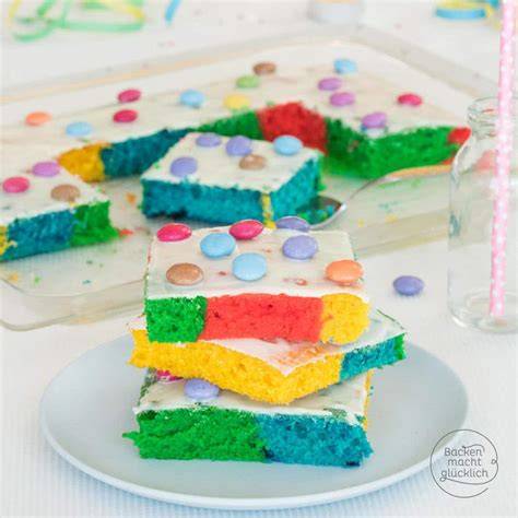 bunter Regenbogenkuchen mit Lebensmittelfarbe und dekorativer Geburtstagsgirlande