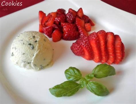 bunter Teller mit Basilikum-Eis und Erdbeeren