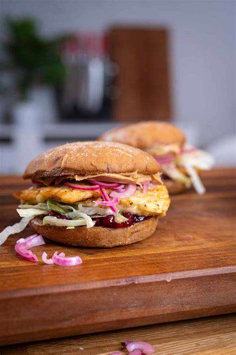 burger mit pinken eingelegten zwiebeln
