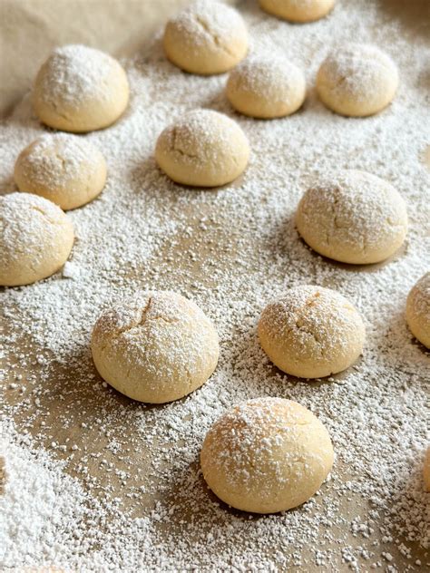 butterwölkchen rezept: weiche, helle gebäckkugeln auf blech