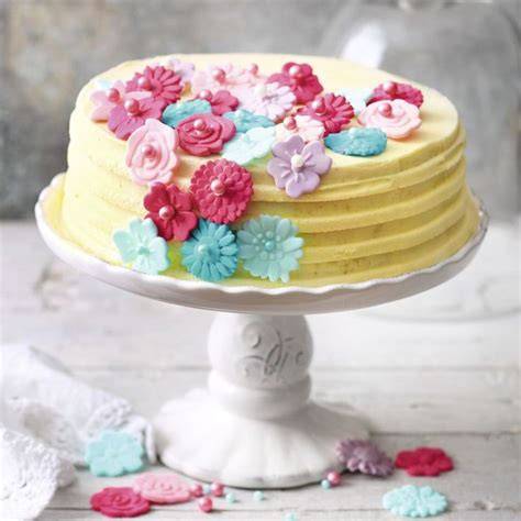 cakes mit fertigdeko und bunten fondant toppers