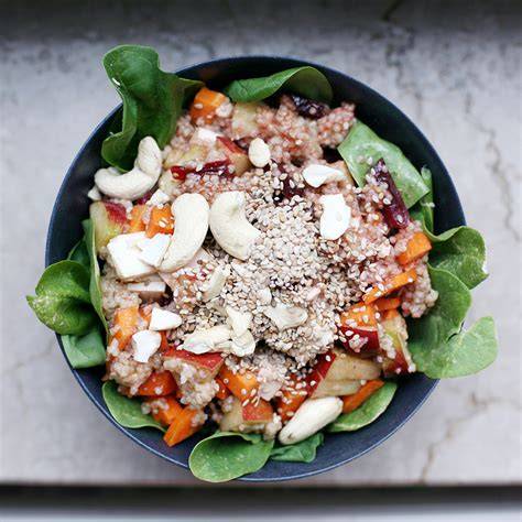cashewkerne als topping auf salat und bowl