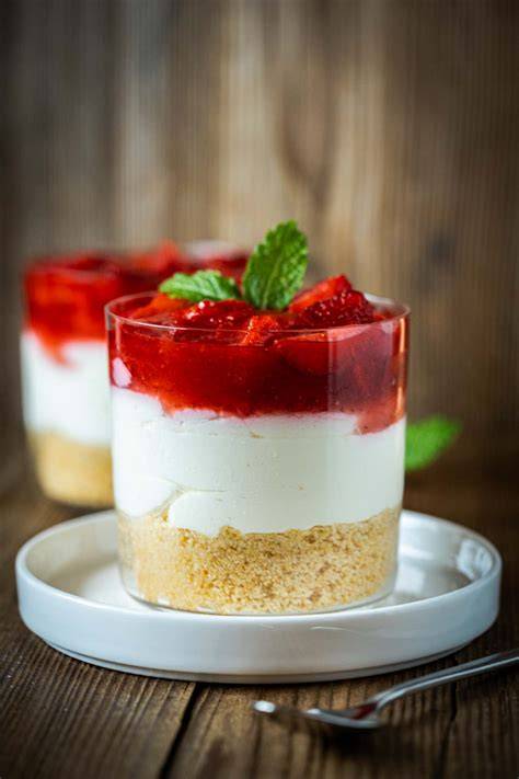 cheesecake im glas mit orangenspiegel und krümelboden, minimarmelade