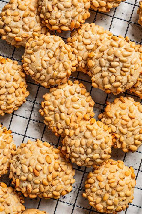 collage: verschiedene pinienkern-keks-varianten pignoli orange cookies buttercookies