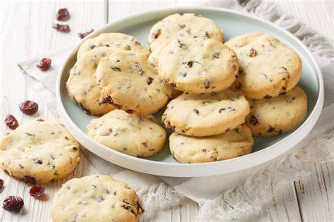 cookies serviert auf teller neben kaffeetasse