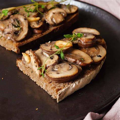 cremige Karamellcreme auf Brot