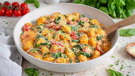 cremige Trüffel-Sahne-Sauce in der Pfanne