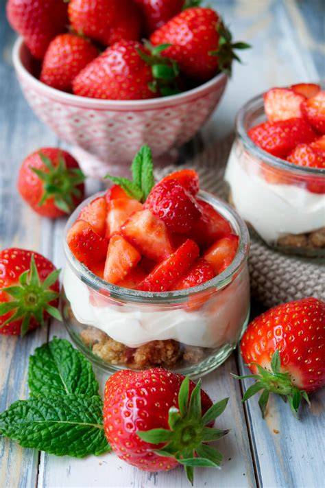 cremige joghurt creme mit erdbeeren im tortenring