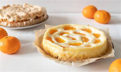 cremiger low carb käsekuchen mit mandarinen auf teller
