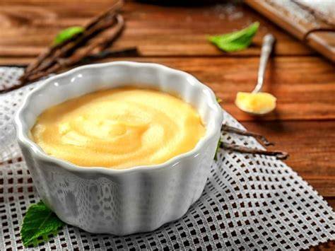 cremiger selbstgemachter Vanillepudding in einem Topf