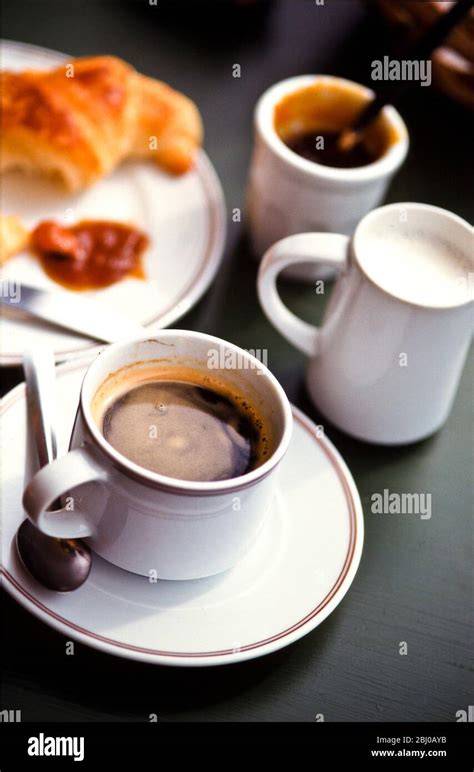 croissant auf kaffeetisch frühstückssituation