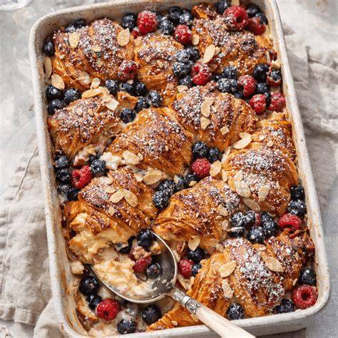 croissant-auflauf mit beeren und vanillesauce