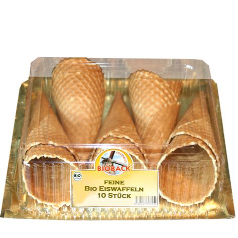 dünne eiswaffeln frisch gebacken und geformt als eistüte