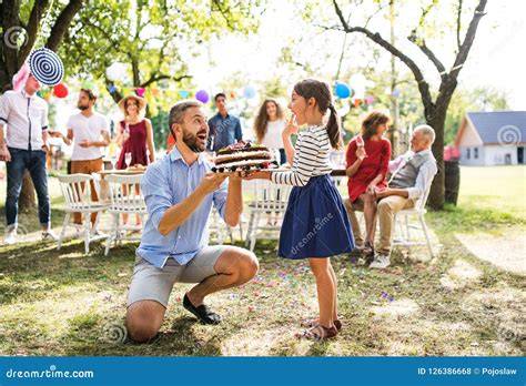 das traditionelle Anschneiden einer Schachbrett-Torte auf einer Familienfeier