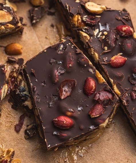 date bark riegel angeschnitten und serviert mit zutaten