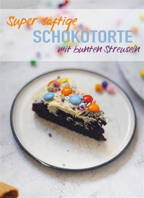 dekoration: halbe waffelkekse in dunkle und weiße kuvertüre getaucht, mit bunten streuseln