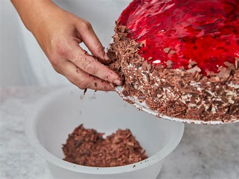 dekoration weiße schokoraspel und belegkirschen auf torte