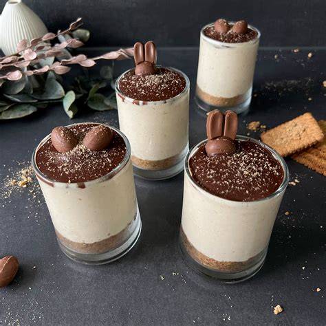 dekorative Osterdesserts im Glas mit Schokolade, Keksen und Frühlingsdeko