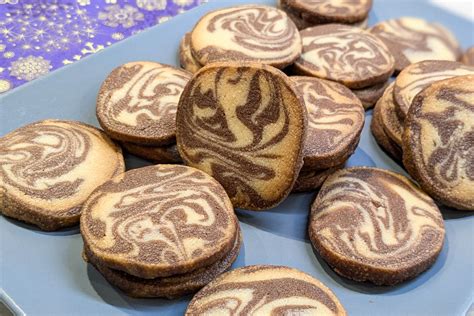 dekorierte Kakao Plätzchen mit Zuckerdekor