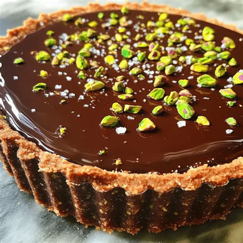 dekorierte Matcha Ganache Tarte mit Pistazien