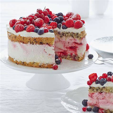 dekorierte himbeertorte mit schokospänen