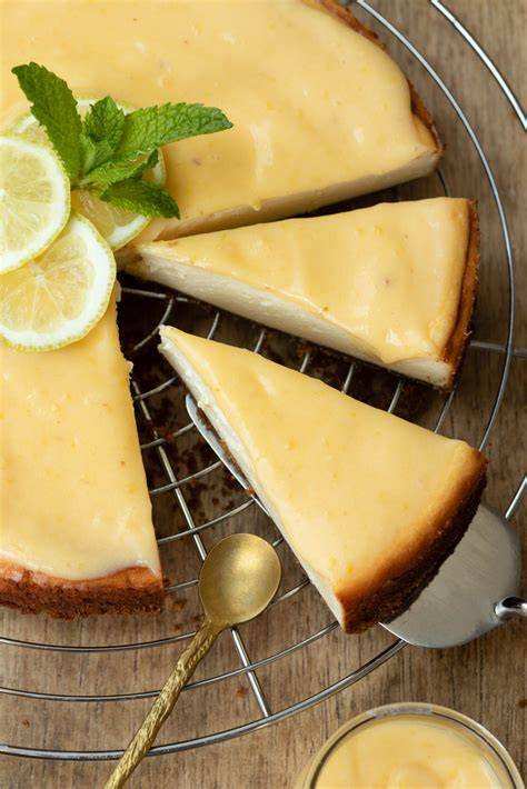 dekorierter zitronen cheesecake sahnetupfen zitronen und limettenscheiben minze