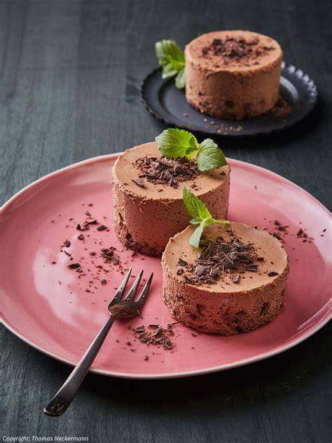 dessert tisch dekoration mit minze und schokolade