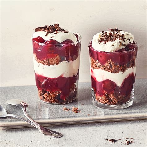 dessertgläser mit zwieback, espresso, orangenfilets und veganer sahnecreme