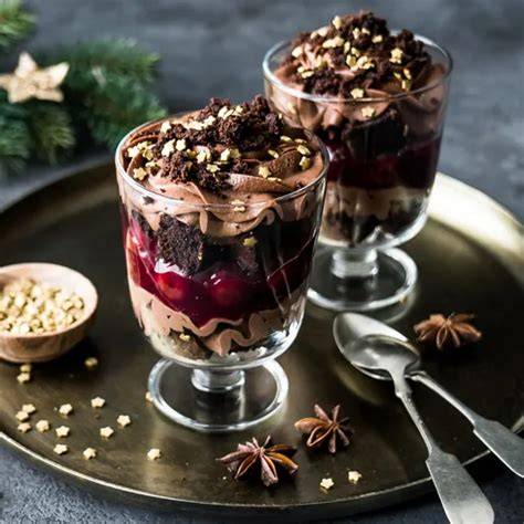dessertglas mit nutella-pudding und schokoladensahne dekoriert