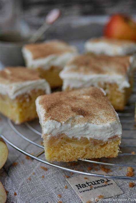 detailaufnahme apfel-schmand-kuchen stück auf teller, sahnetupf und zimt