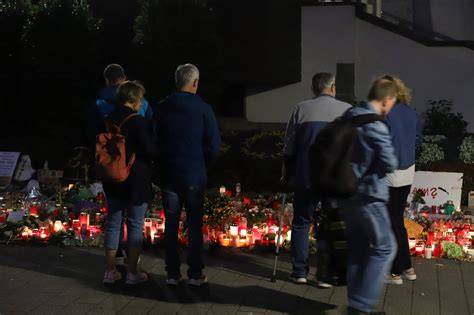 dpa / Sascha Thelen: Menschen in der Schlange vor dem Supermarkt