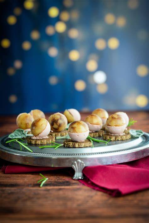 dreierlei Petit Fours auf Porzellanteller