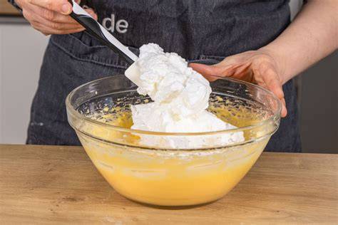 dreischichtige Eierschecke: Boden, Quarkschicht, Puddingschicht