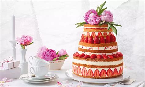 dreistöckige Erdbeertorte mit Erdbeeren in Kaskade