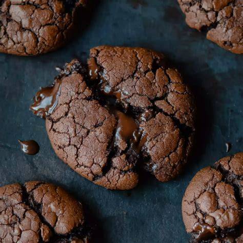 dunkle Schoko Brownie-Cookies auf Backblech