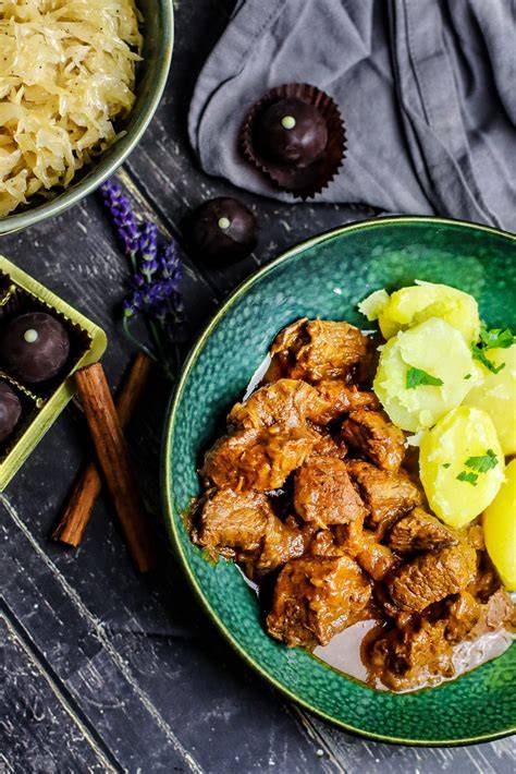 dunkles Rindergulasch mit Schokolade und Petersilie