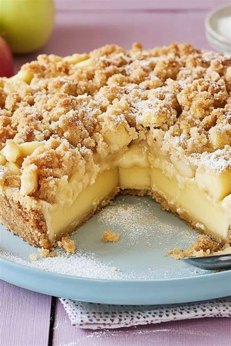ein Stück Apfelkuchen mit Vanillepudding und Mandeln, dekorative Aufnahme