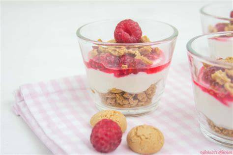 ein festlich dekoriertes Himbeer-Amarettini-Dessert im Glas