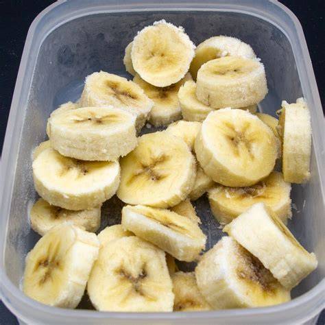 eingefrorene Bananen im Gefrierfach