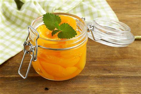 eingekochte Aprikosen-Rhabarber-Marmelade im Glas