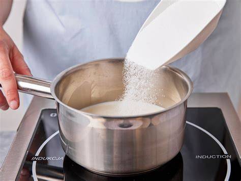 eingekochte gezuckerte Kondensmilch in einem Topf (Karamellisierung)