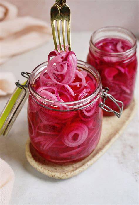 eingelegte rote Zwiebeln im Glas