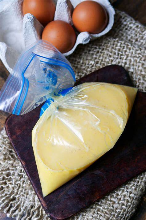 eingewickelte Joghurttortenstücke im Gefrierbeutel