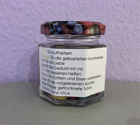 einmachglas gefüllt mit schichtweise cookies-zutaten