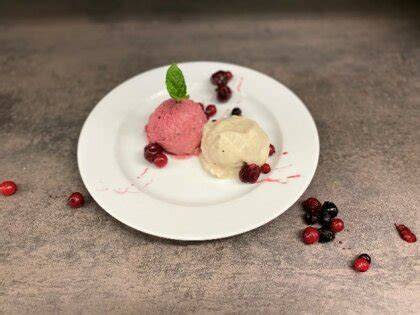 eiskugel-weiße-schokolade-brownie-beeren