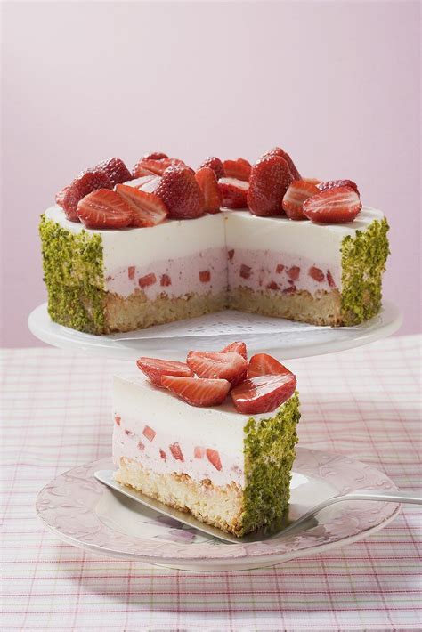 erdbeer joghurt torte angeschnitten